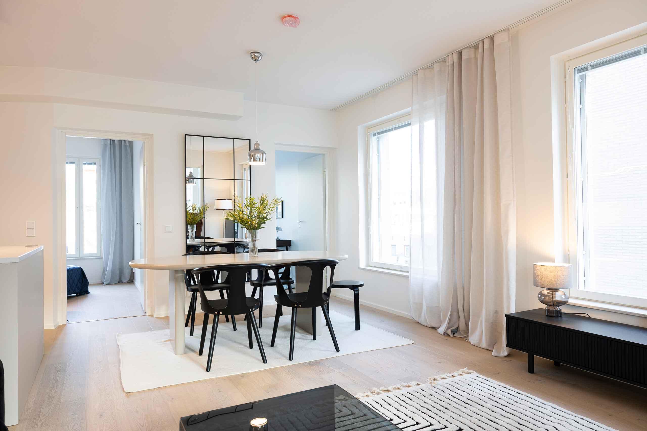 Halkopiipunkallion esittelyasunnon olohuone ja ruokailutila