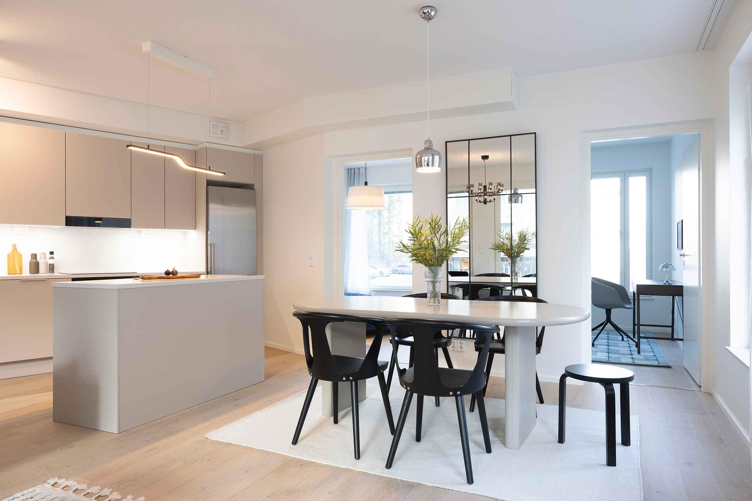 Halkopiipunkallion esittelyasunnon keitto- ja ruokailutila