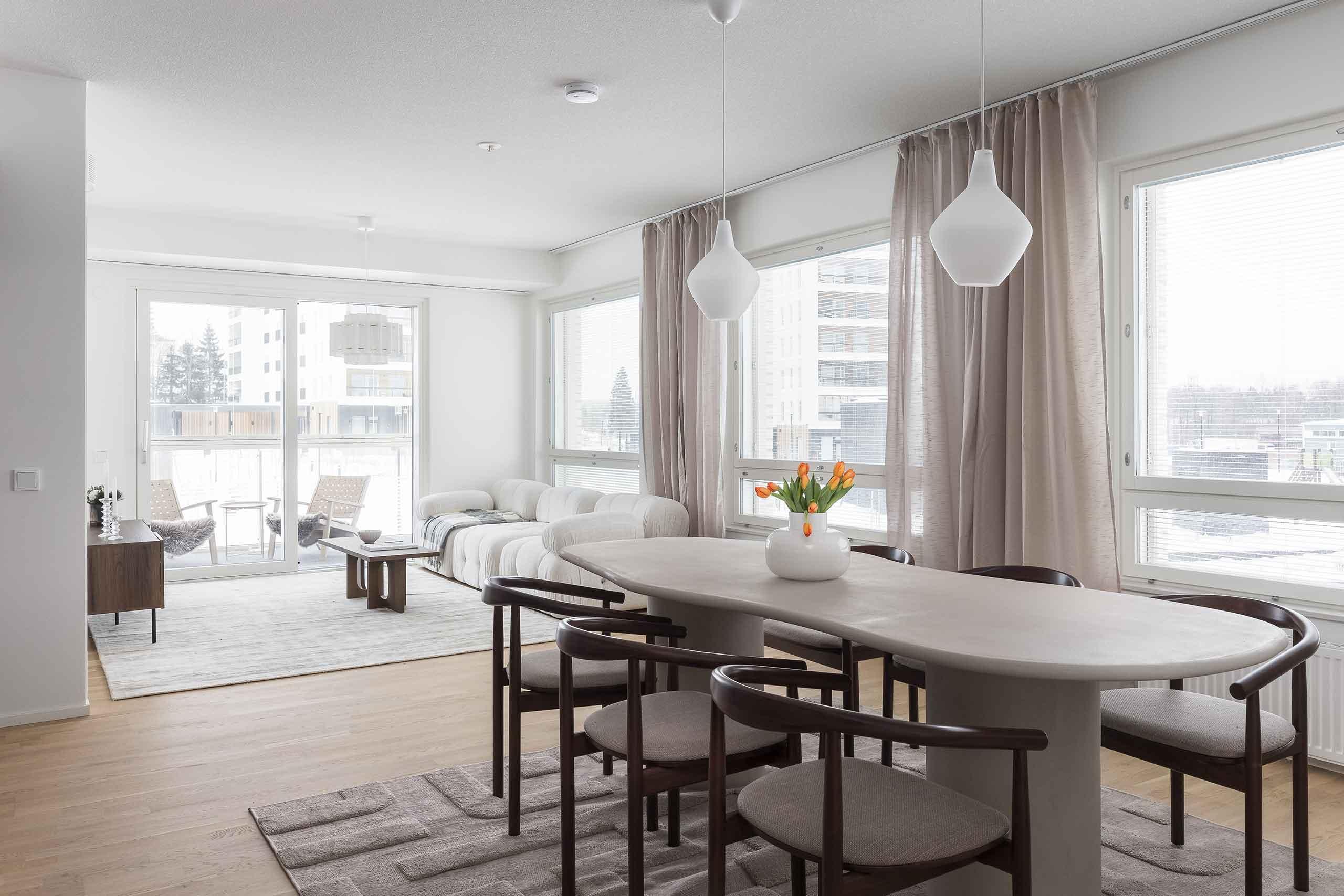 Ruokailutila ja olohuone