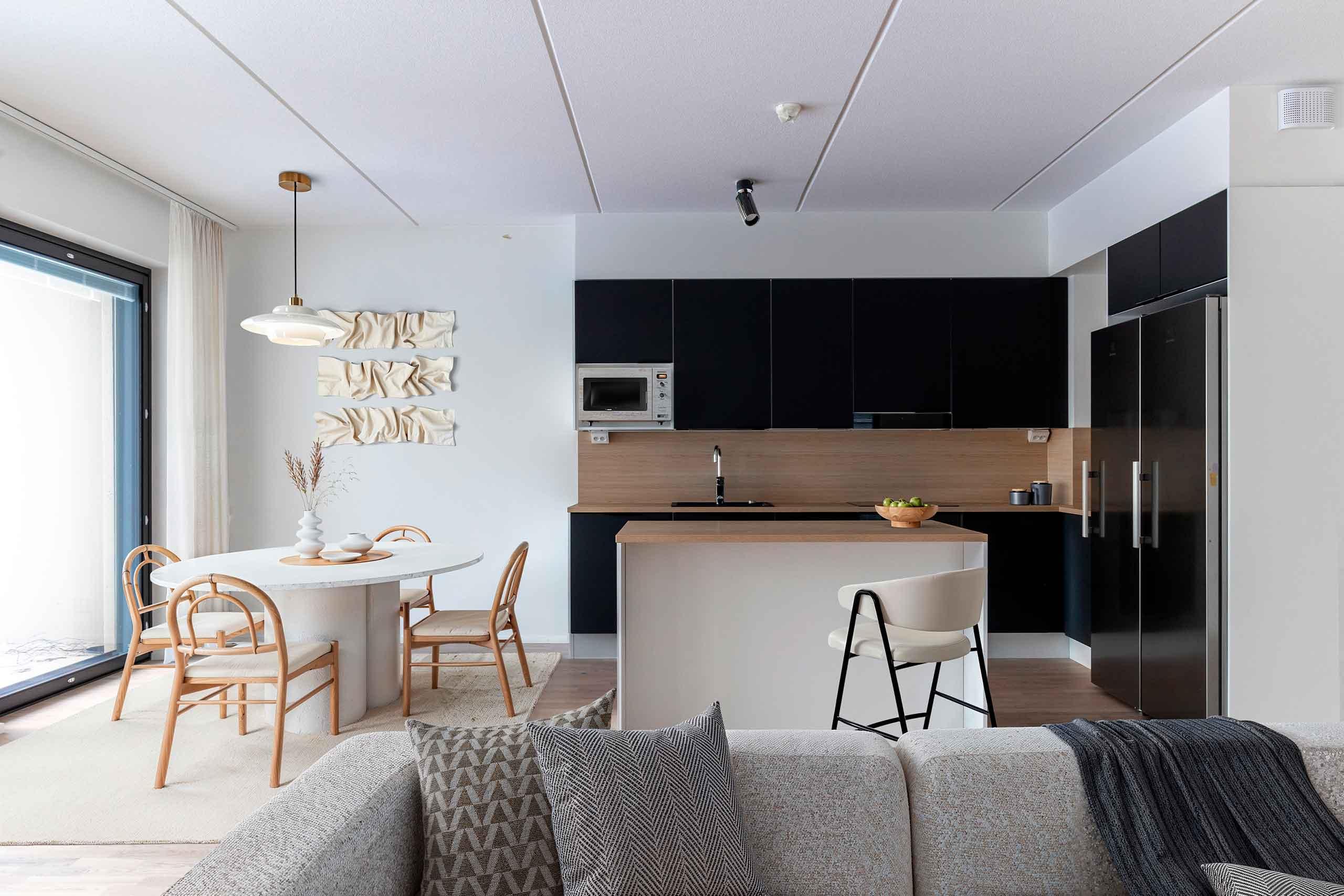 Digitaalisesti sisustettu kuva asunnon olohuoneesta ja keittotilasta