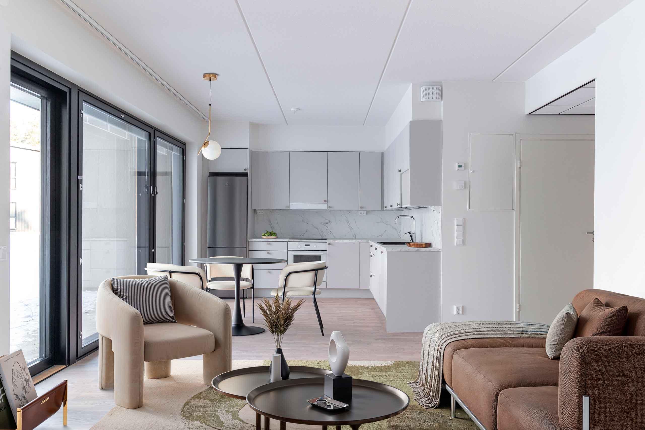 Digitaalisesti sisustettu kuva asunnon olohuoneesta ja keittotilasta