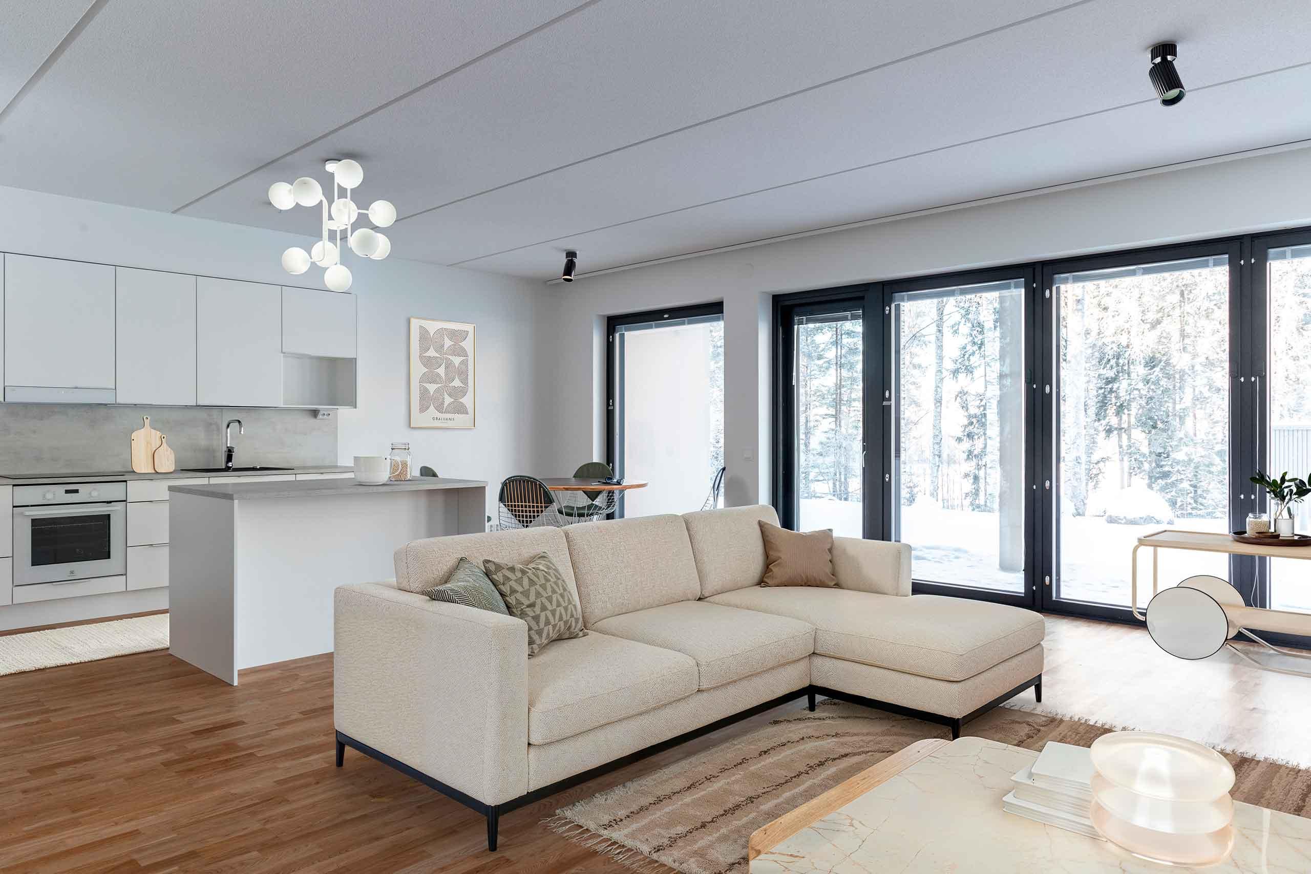 Digitaalisesti sisustettu kuva asunnon olohuoneesta ja keittotilasta