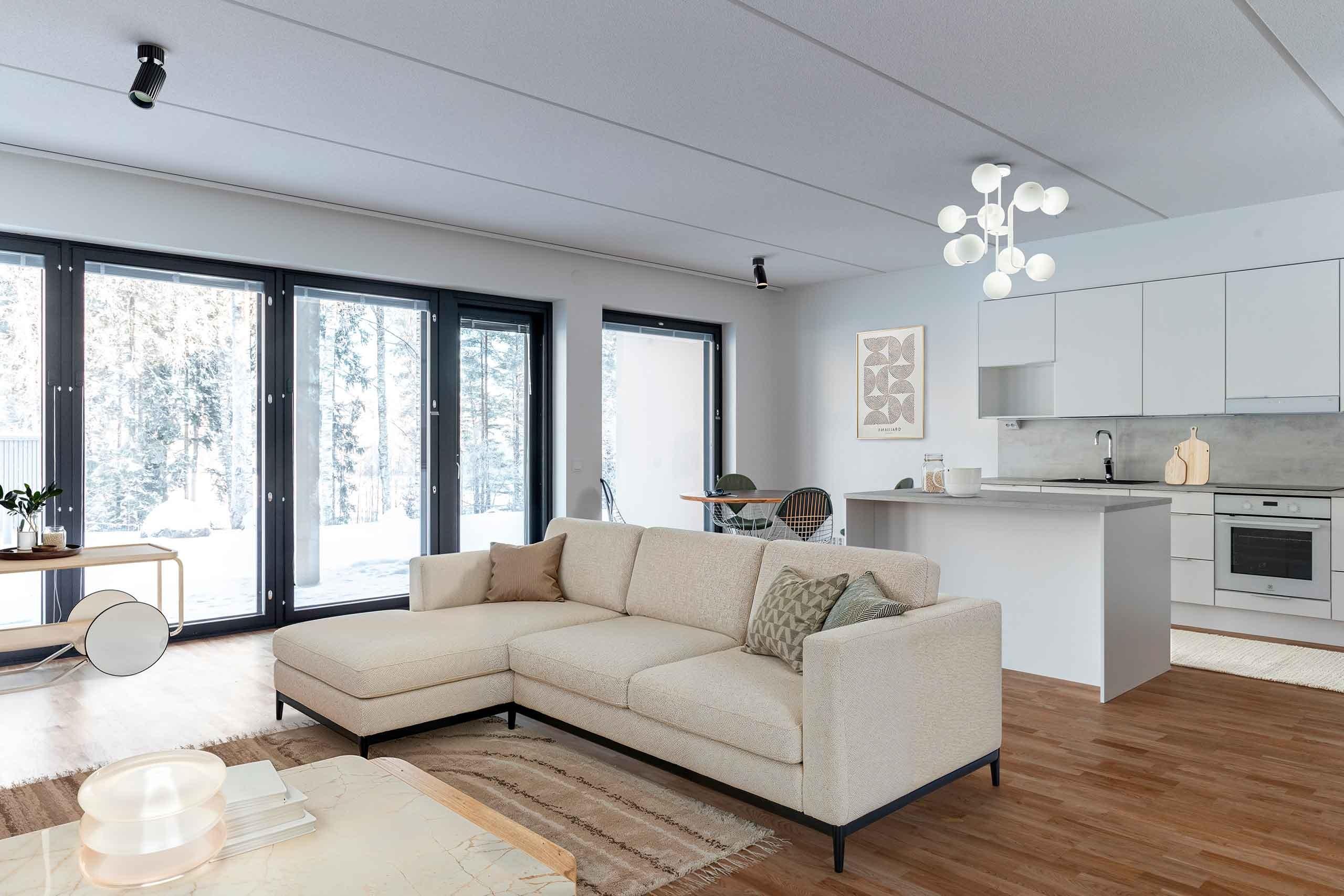 Digitaalisesti sisustettu kuva asunnon olohuoneesta ja keittotilasta