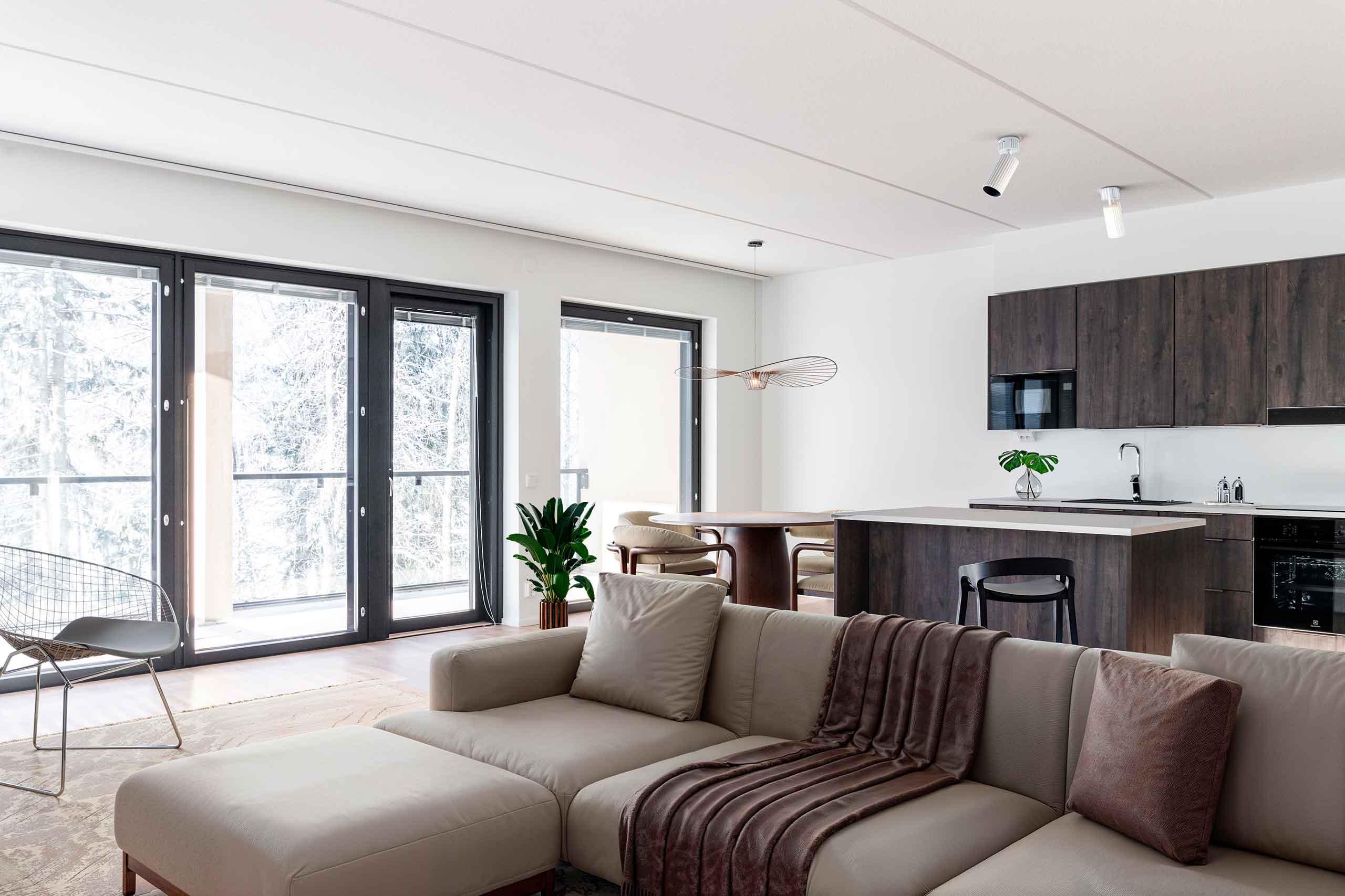 Digitaalisesti sisustettu kuva asunnon olohuoneesta ja keittotilasta