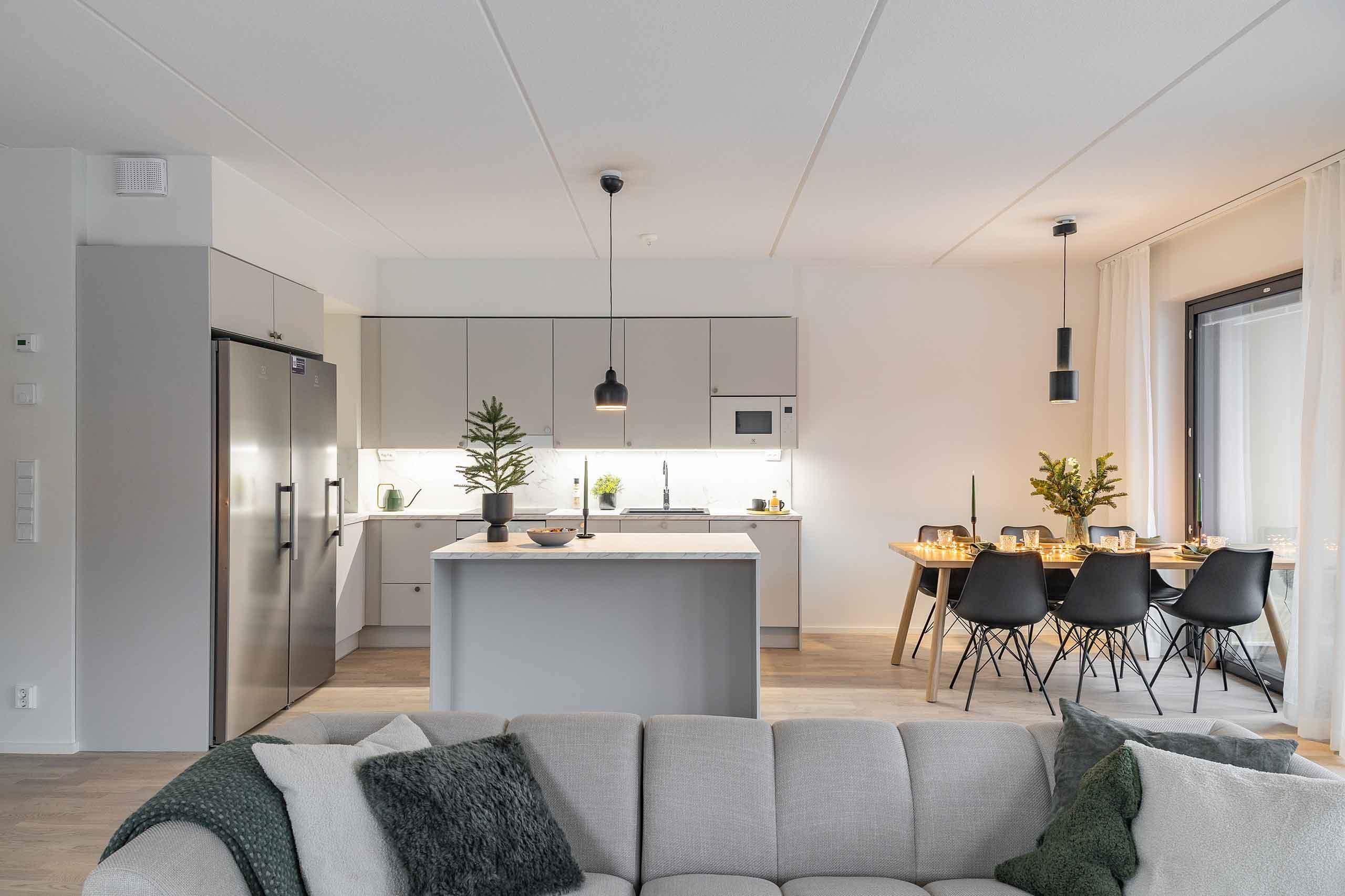 Villojen esittelyasunnon olohuone ja keittotila