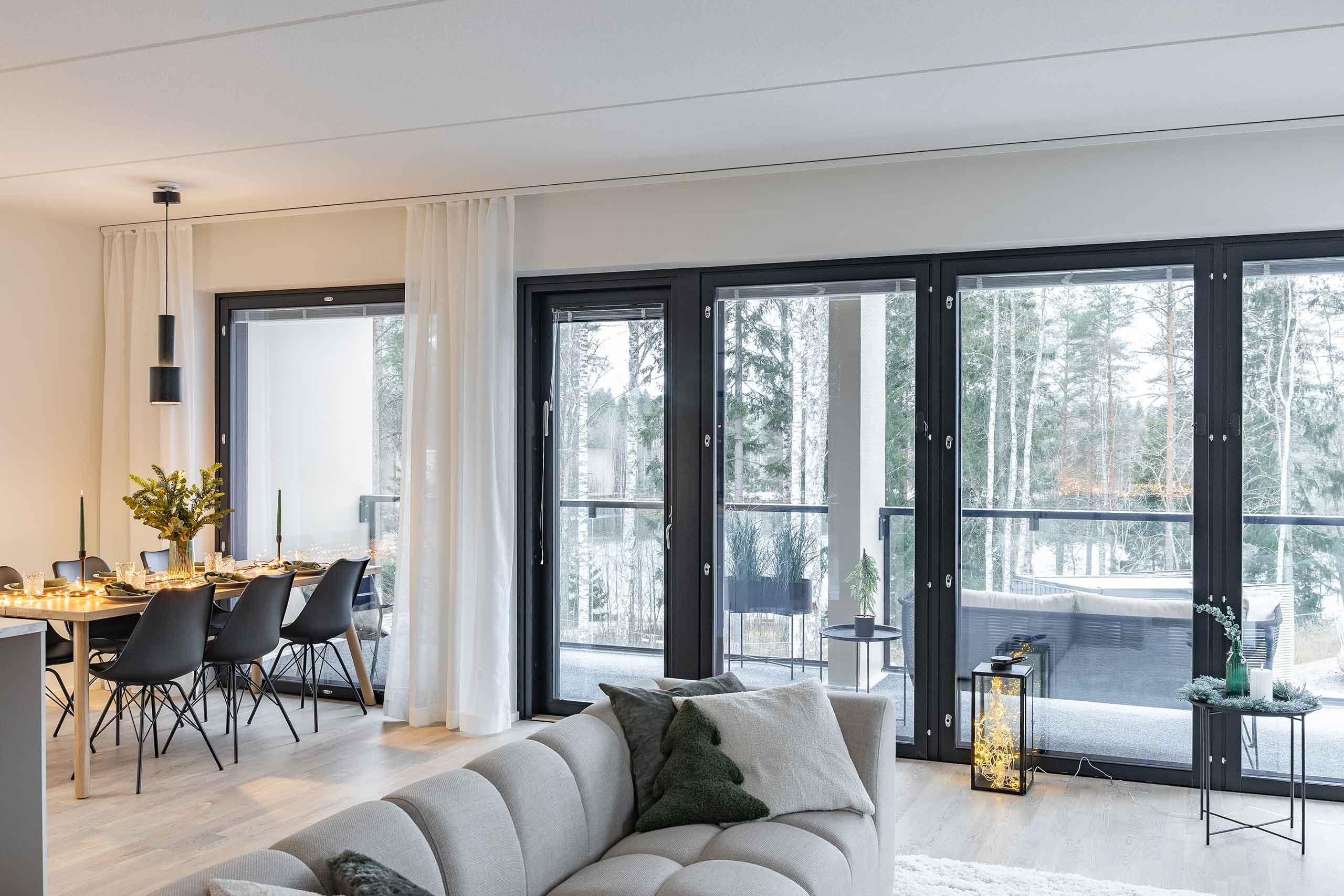 Asunnon olohuoneen isot ikkunat avautuvat terassille tai parvekkeelle