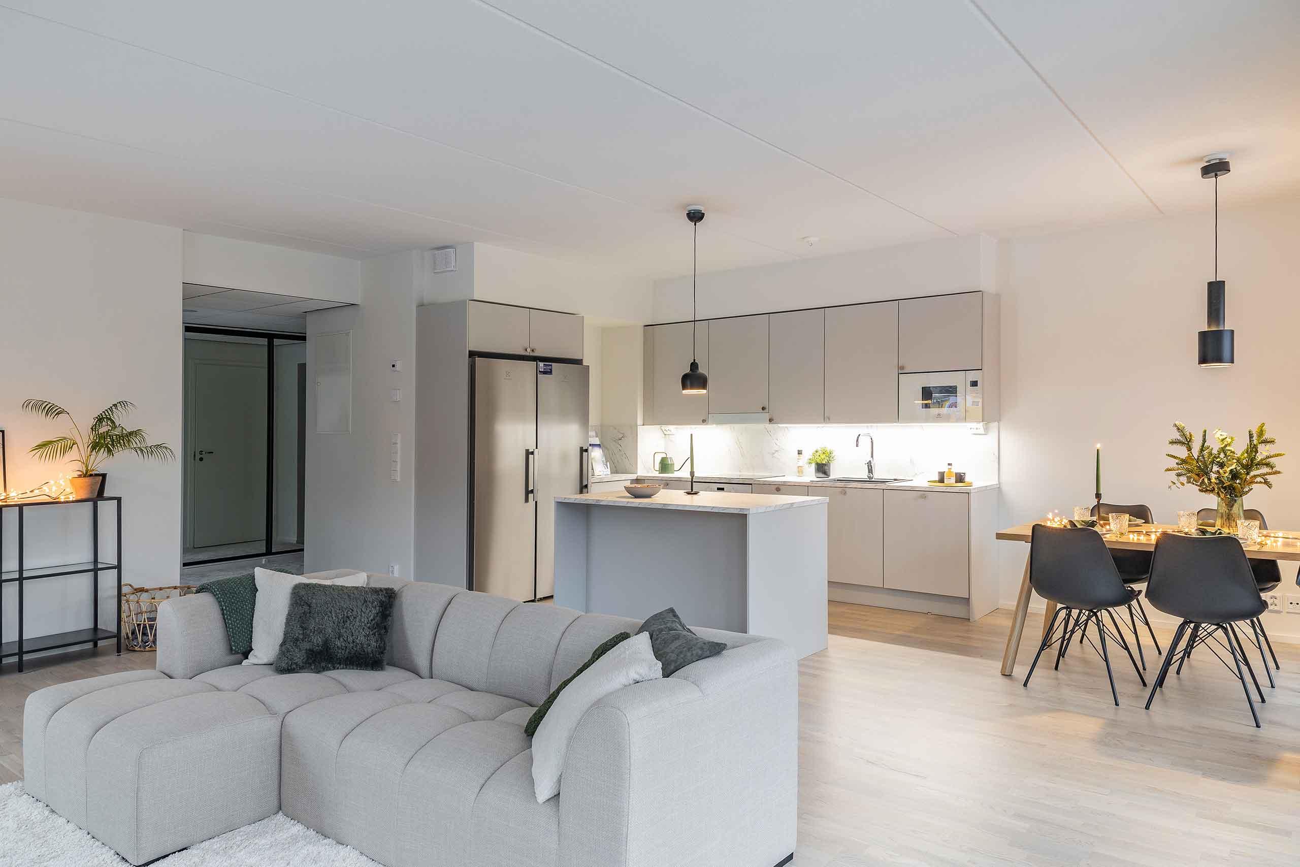 Villojen esittelyasunnon olohuone ja keittotila