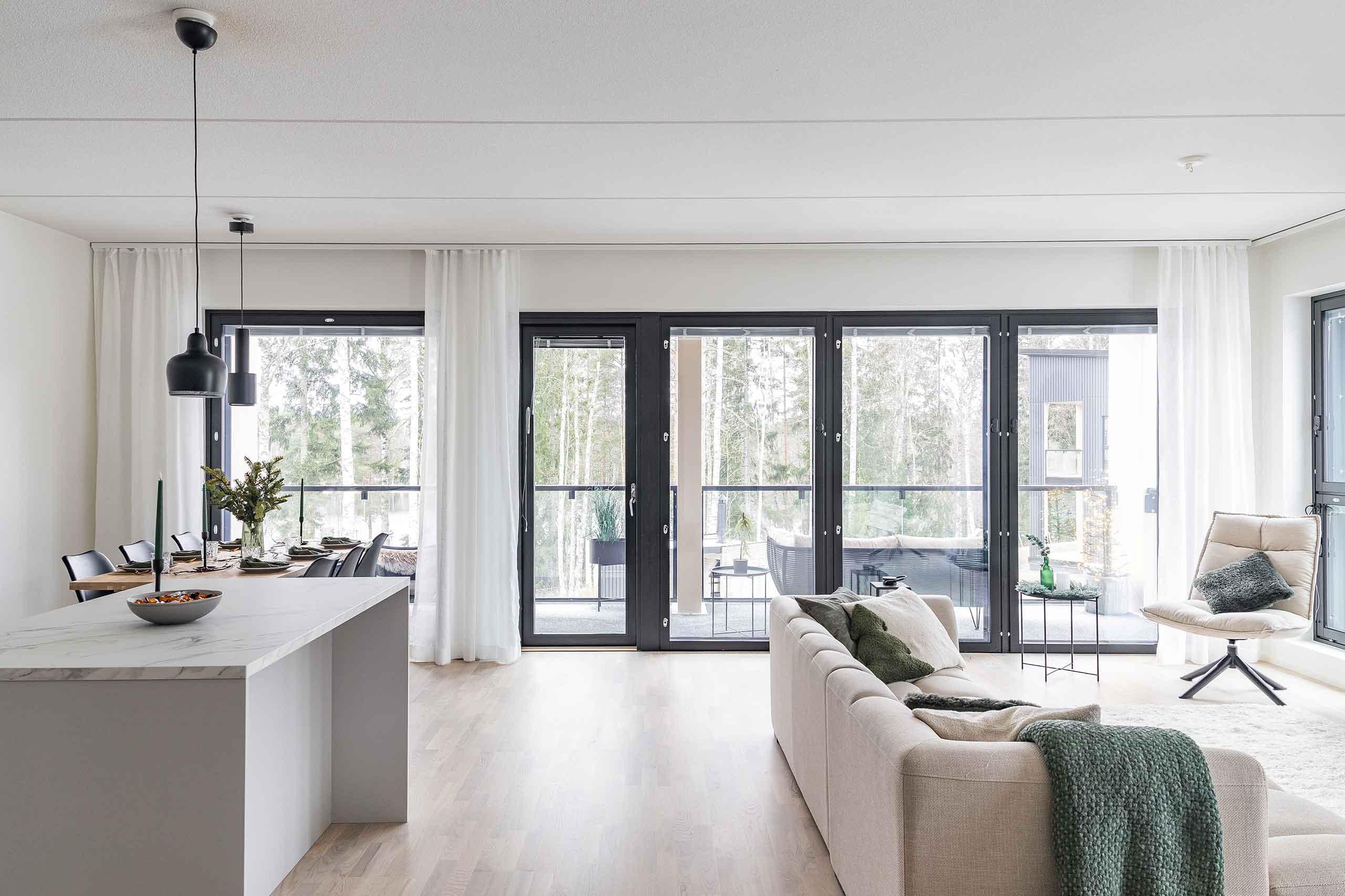 Esittelyasunnon saarekkeellinen keittotila avautuu olohuoneeseen