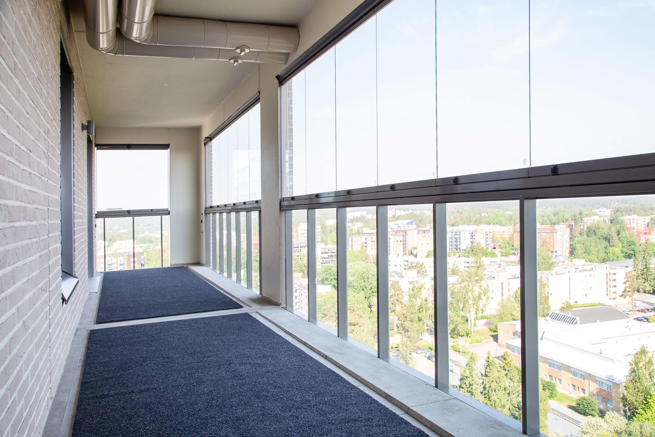 Asunnon leveä parveke avautuu kohti pohjoista ja länttä.