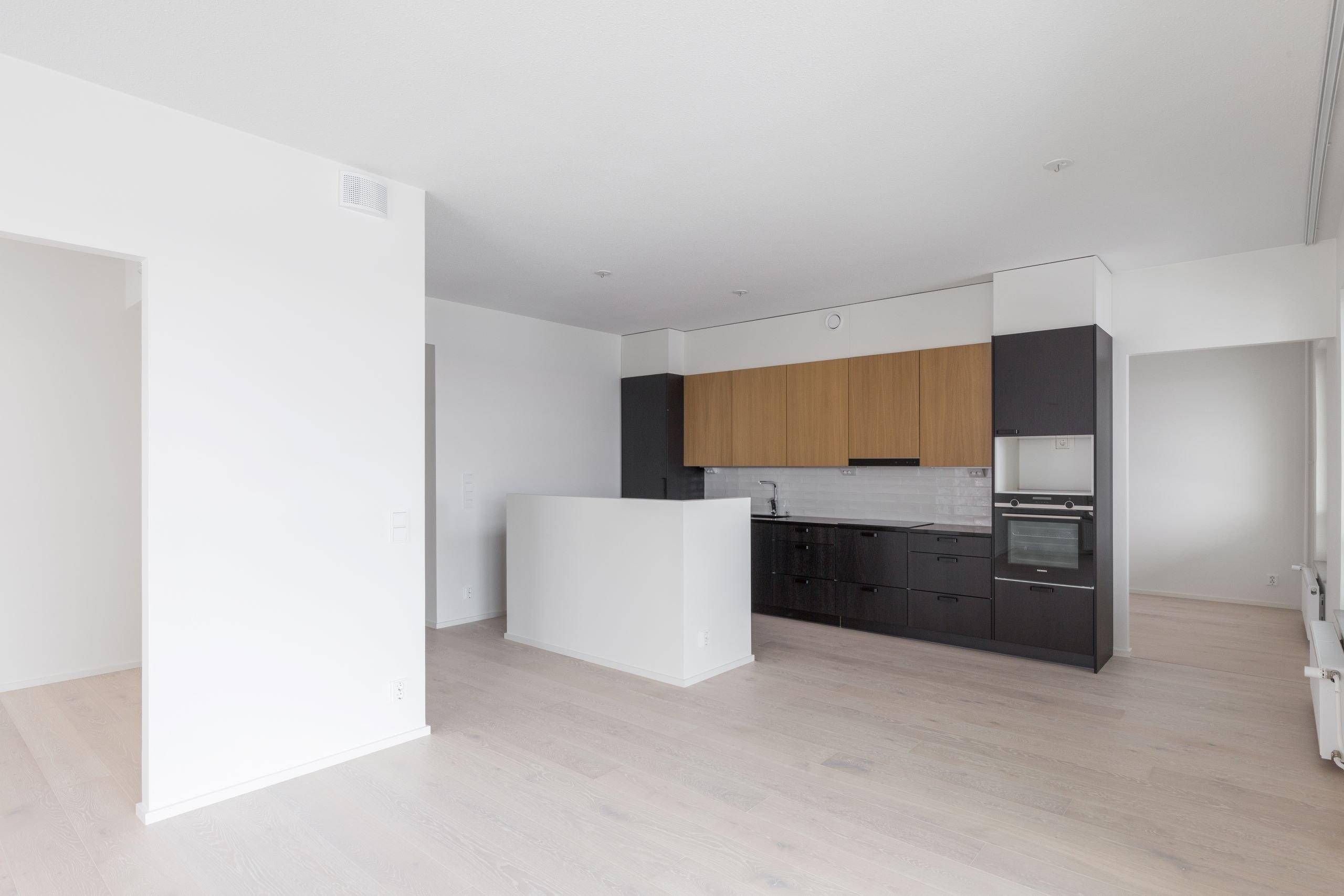 Avara keittotila asunnon keskiössä