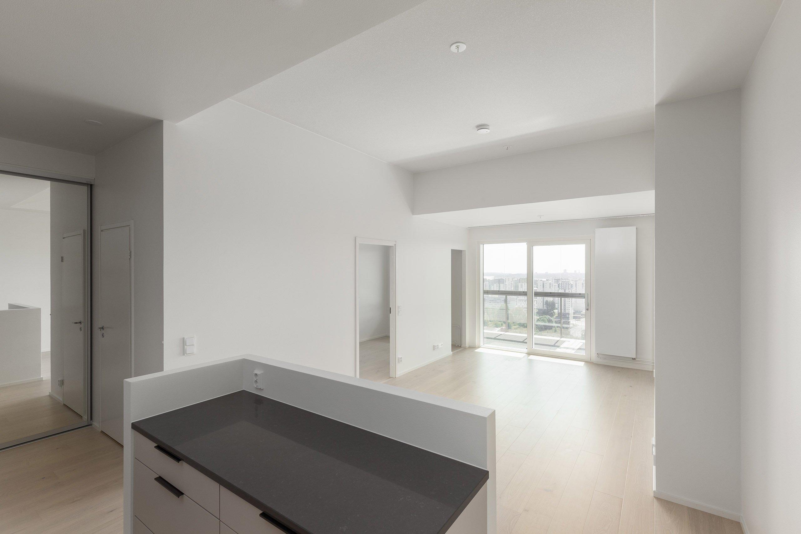 Asunnon saarekkeellinen keittotila avautuu olohuoneeseen