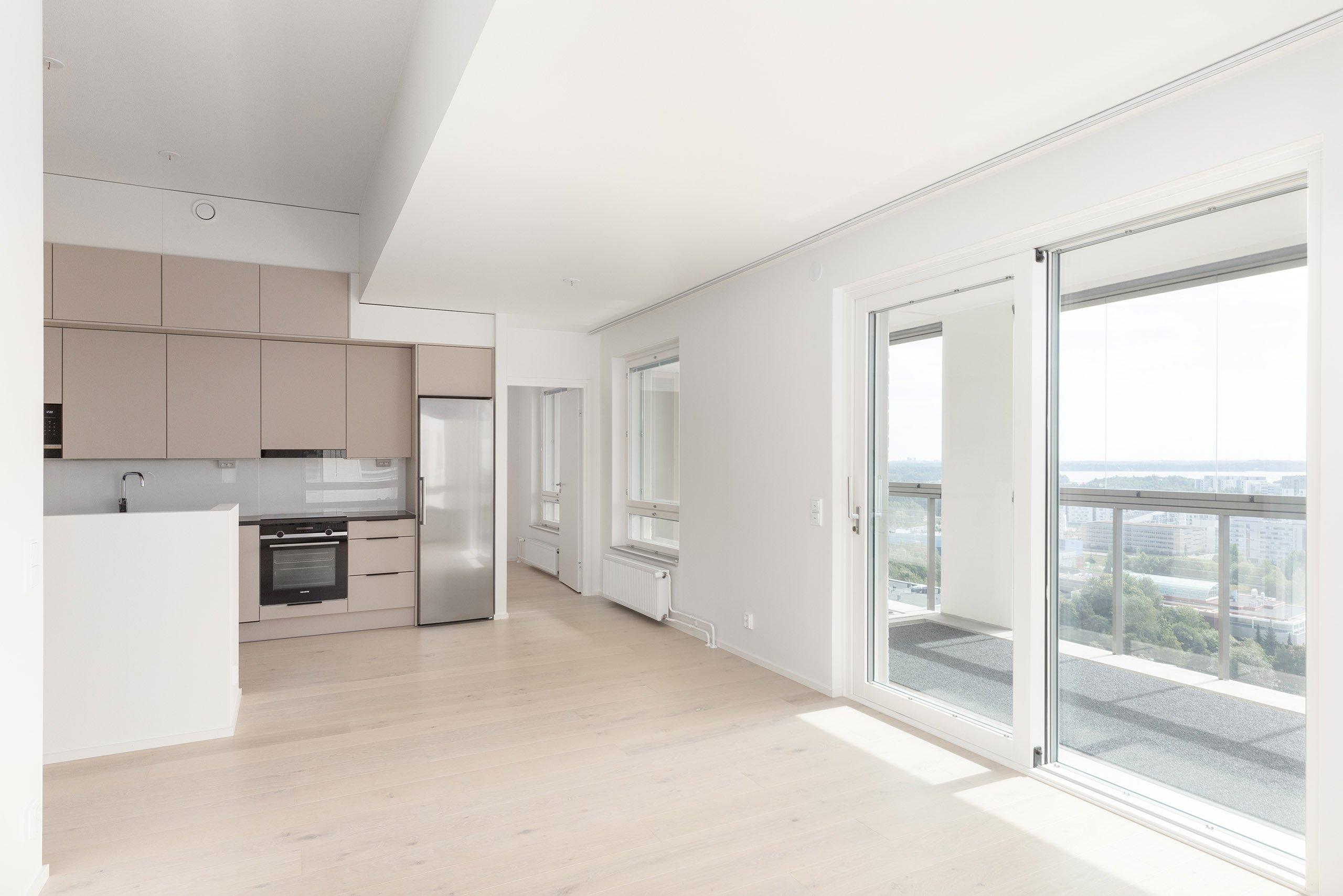 Asunnon avara keittotila-olohuone