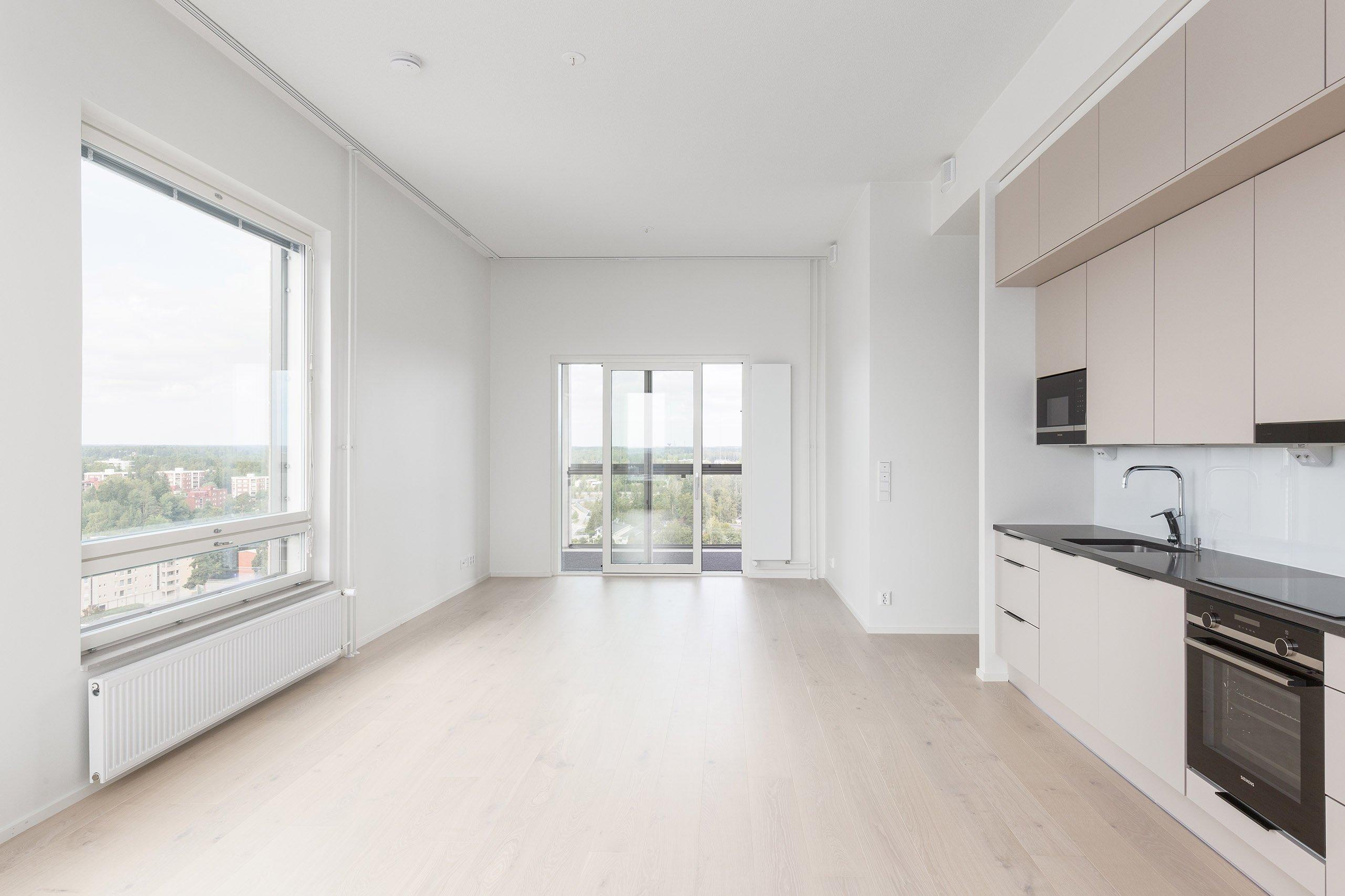 Asunnon avara keittotila avautuu olohuoneeseen