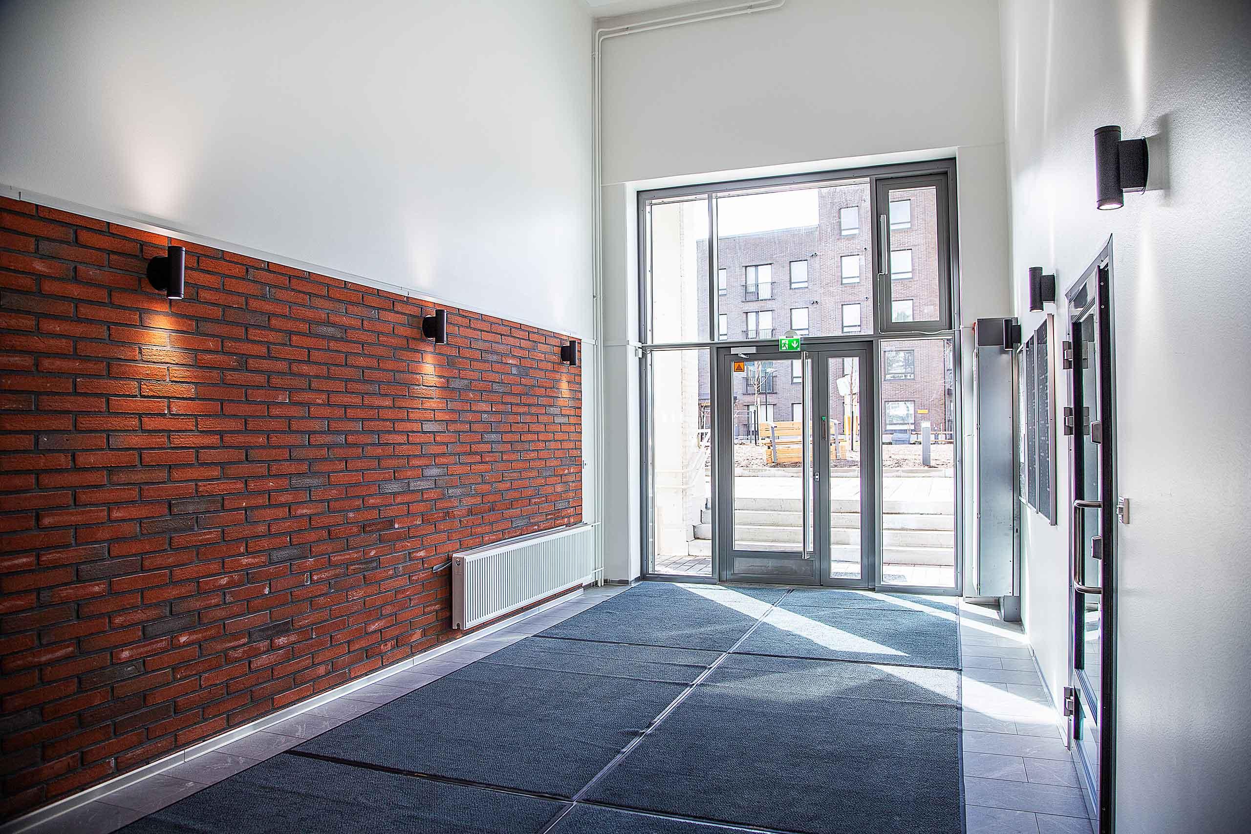 Mäntylänhuipun sisäänkäynti on valoisa ja avara