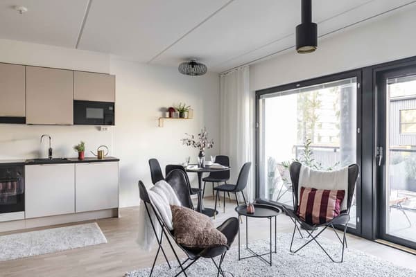 Ruokon esittelytilan keittotila ja olohuonetta