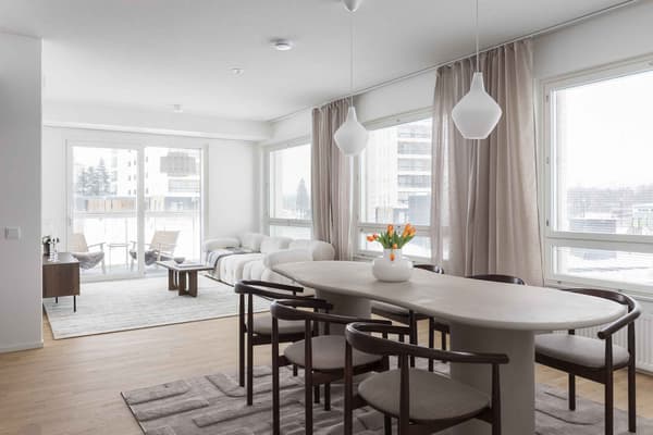 Ruokailutila ja olohuone