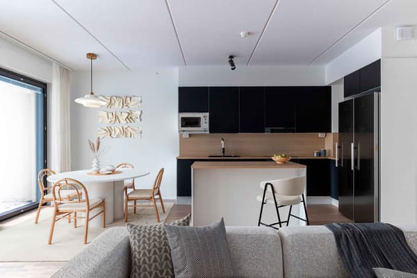 Digitaalisesti sisustettu kuva asunnon olohuoneesta ja keittotilasta