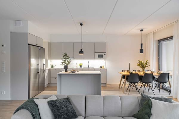 Villojen esittelyasunnon olohuone ja keittotila