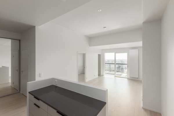 Asunnon saarekkeellinen keittotila avautuu olohuoneeseen