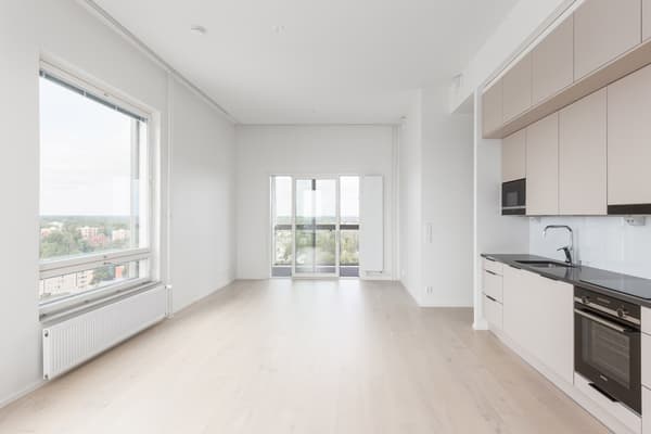 Asunnon avara keittotila avautuu olohuoneeseen