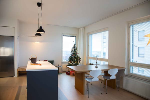 Asunnon keittotila ja olohuone jouluasussa